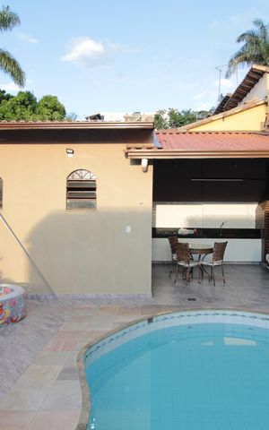 Casa à venda com 380m², 4 quartos e 6 vagasPiscina