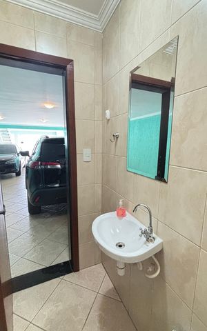 Casa à venda com 246m², 3 quartos e 5 vagas Casa à venda com 246m², 3 quartos e 5 vagasGaragem - Banheiro