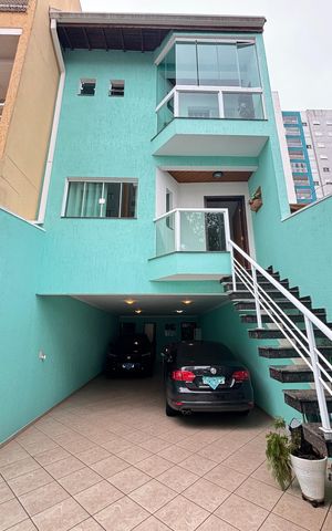 Casa à venda com 246m², 3 quartos e 5 vagas Casa à venda com 246m², 3 quartos e 5 vagasGaragem