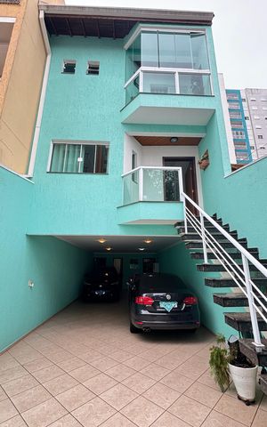 Casa à venda com 246m², 3 quartos e 5 vagas Casa à venda com 246m², 3 quartos e 5 vagasGaragem