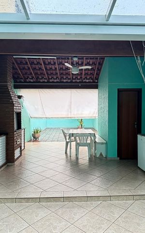 Casa à venda com 246m², 3 quartos e 5 vagas Casa à venda com 246m², 3 quartos e 5 vagasQuintal