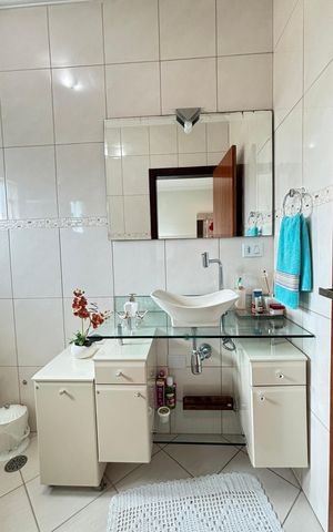 Casa à venda com 246m², 3 quartos e 5 vagas Casa à venda com 246m², 3 quartos e 5 vagasBanheiro da Suíte 1