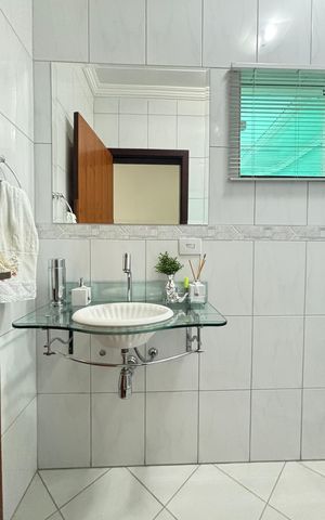 Casa à venda com 246m², 3 quartos e 5 vagas Casa à venda com 246m², 3 quartos e 5 vagasLavabo