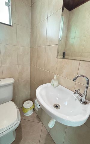 Casa à venda com 246m², 3 quartos e 5 vagas Casa à venda com 246m², 3 quartos e 5 vagasQuintal - Banheiro de serviço