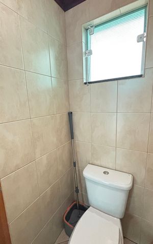 Casa à venda com 246m², 3 quartos e 5 vagas Casa à venda com 246m², 3 quartos e 5 vagasQuintal - Banheiro de serviço