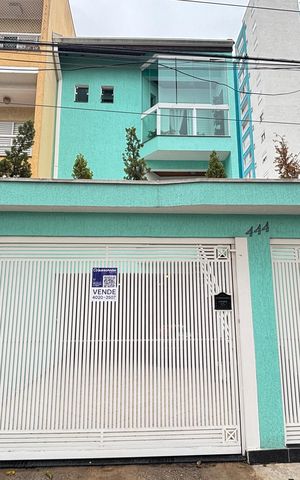 Casa à venda com 246m², 3 quartos e 5 vagas Casa à venda com 246m², 3 quartos e 5 vagasFachada