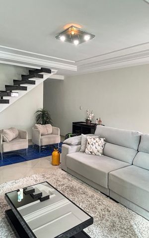 Casa à venda com 246m², 3 quartos e 5 vagas Casa à venda com 246m², 3 quartos e 5 vagasSala