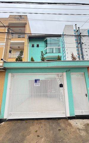 Casa à venda com 246m², 3 quartos e 5 vagas Casa à venda com 246m², 3 quartos e 5 vagasFachada