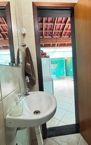 Casa à venda com 246m², 3 quartos e 5 vagas Casa à venda com 246m², 3 quartos e 5 vagasQuintal - Banheiro