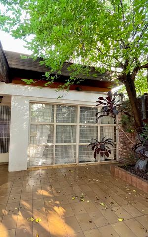 Casa à venda com 565m², 4 quartos e 2 vagas Casa à venda com 565m², 4 quartos e 2 vagasÁrea externa