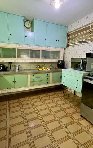 Casa à venda com 565m², 4 quartos e 2 vagas Casa à venda com 565m², 4 quartos e 2 vagasCozinha