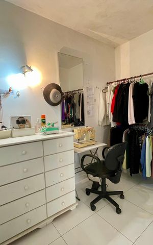 Casa à venda com 565m², 4 quartos e 2 vagas Casa à venda com 565m², 4 quartos e 2 vagasCloset