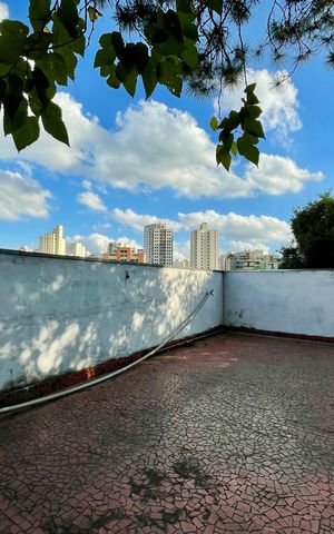 Casa à venda com 565m², 4 quartos e 2 vagas Casa à venda com 565m², 4 quartos e 2 vagasÁrea externa