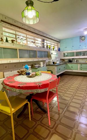 Casa à venda com 565m², 4 quartos e 2 vagas Casa à venda com 565m², 4 quartos e 2 vagasCozinha
