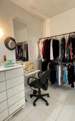 Casa à venda com 565m², 4 quartos e 2 vagas Casa à venda com 565m², 4 quartos e 2 vagasCloset