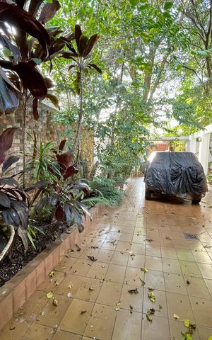 Casa à venda com 565m², 4 quartos e 2 vagas Casa à venda com 565m², 4 quartos e 2 vagasÁrea externa