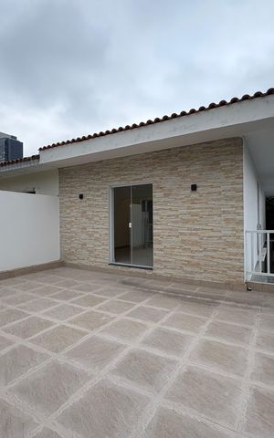 Casa à venda com 173m², 4 quartos e 2 vagas Casa à venda com 173m², 4 quartos e 2 vagasVaranda