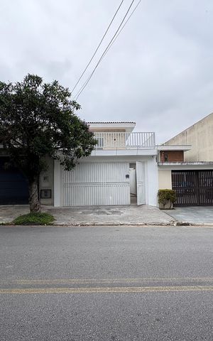 Casa à venda com 173m², 4 quartos e 2 vagas Casa à venda com 173m², 4 quartos e 2 vagasFachada