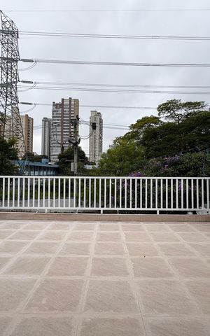 Casa à venda com 173m², 4 quartos e 2 vagas Casa à venda com 173m², 4 quartos e 2 vagasVaranda