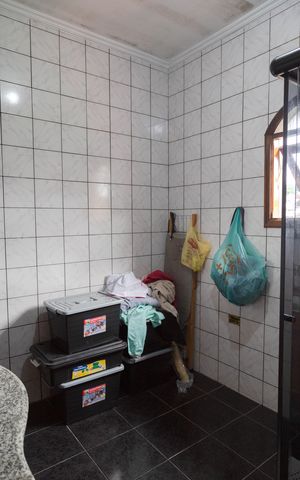 Casa à venda com 195m², 3 quartos e 2 vagas Casa à venda com 195m², 3 quartos e 2 vagasBanheiro