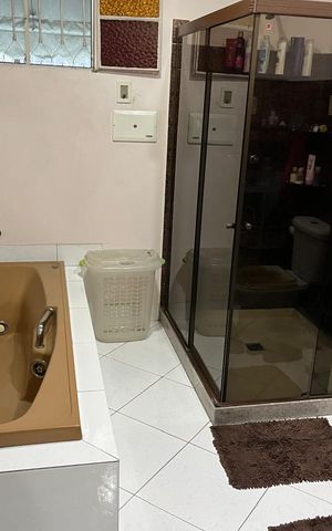 Casa à venda com 350m², 4 quartos e 2 vagas Casa à venda com 350m², 4 quartos e 2 vagasBanheiro