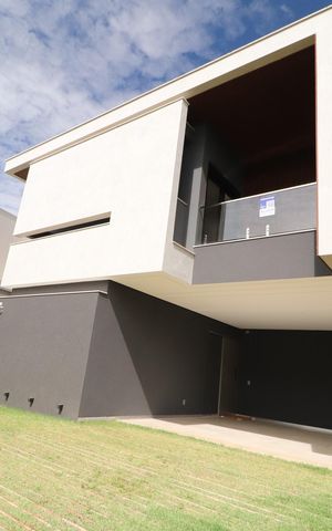 Casa de condomínio para alugar com 500m², 5 quartos e 3 vagasFachada + Placa