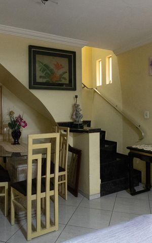 Casa à venda com 280m², 4 quartos e 2 vagas Casa à venda com 280m², 4 quartos e 2 vagasSala