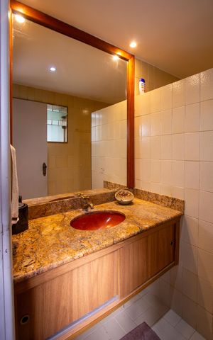 Casa à venda com 288m², 5 quartos e 4 vagas Casa à venda com 288m², 5 quartos e 4 vagasBanheiro 1