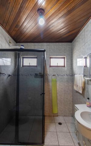 Casa à venda com 272m², 3 quartos e 2 vagas Casa à venda com 272m², 3 quartos e 2 vagasBanheiro