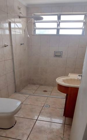 Casa à venda com 216m², 5 quartos e 3 vagas Casa à venda com 216m², 5 quartos e 3 vagasBanheiro 2