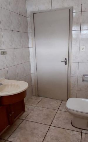 Casa à venda com 216m², 5 quartos e 3 vagas Casa à venda com 216m², 5 quartos e 3 vagasBanheiro 2