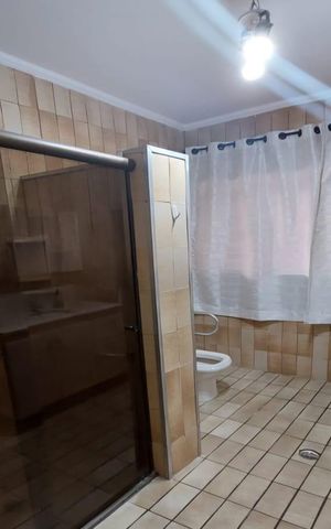 Casa à venda com 216m², 5 quartos e 3 vagas Casa à venda com 216m², 5 quartos e 3 vagasBanheiro 1