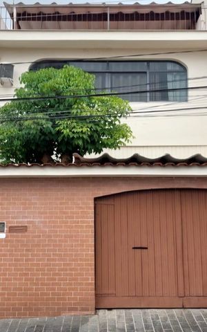 Casa à venda com 216m², 5 quartos e 3 vagas Casa à venda com 216m², 5 quartos e 3 vagasFachada