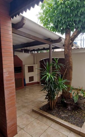Casa à venda com 216m², 5 quartos e 3 vagas Casa à venda com 216m², 5 quartos e 3 vagasÁrea Externa