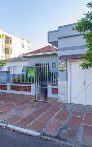 Casa à venda com 150m², 4 quartos e 1 vaga Casa à venda com 150m², 4 quartos e 1 vagaFachada