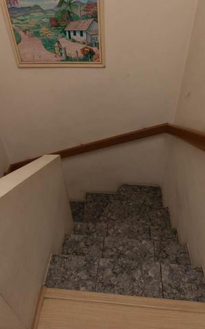 Casa de condomínio à venda com 145m², 3 quartos e 1 vaga Casa de condomínio à venda com 145m², 3 quartos e 1 vagaEscada