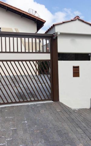 Casa de condomínio à venda com 145m², 3 quartos e 1 vaga Casa de condomínio à venda com 145m², 3 quartos e 1 vagaFachada e Placa