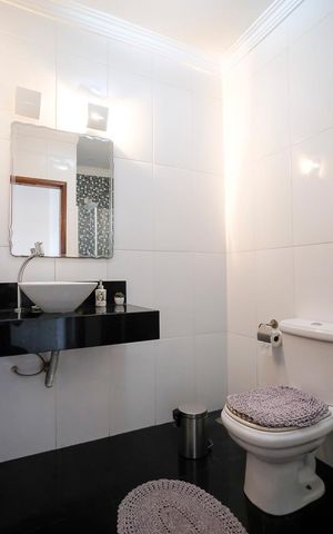 Casa à venda com 207m², 3 quartos e 2 vagasBanheiro