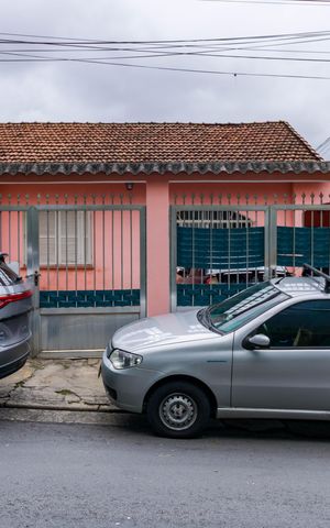 Casa à venda com 80m², 2 quartos e 3 vagas Casa à venda com 80m², 2 quartos e 3 vagasFachada