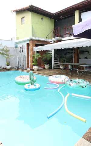 Casa à venda com 226m², 4 quartos e 6 vagasPiscina