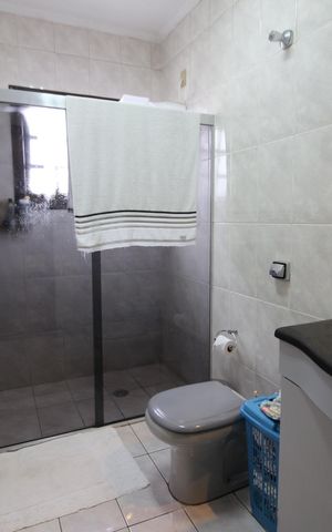 Casa à venda com 226m², 4 quartos e 6 vagasBanheiro 1