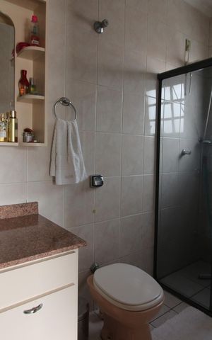 Casa à venda com 226m², 4 quartos e 6 vagasBanheiro da Suíte 2