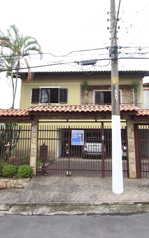 Casa à venda com 226m², 4 quartos e 6 vagasFachada