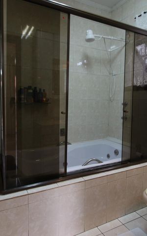 Casa à venda com 226m², 4 quartos e 6 vagasBanheiro da Suíte 1
