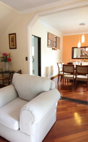Casa à venda com 226m², 4 quartos e 6 vagasSala