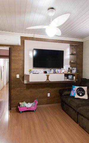 Casa à venda com 200m², 4 quartos e 3 vagas Casa à venda com 200m², 4 quartos e 3 vagasSala