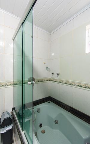 Casa à venda com 200m², 4 quartos e 3 vagas Casa à venda com 200m², 4 quartos e 3 vagasBanheiro