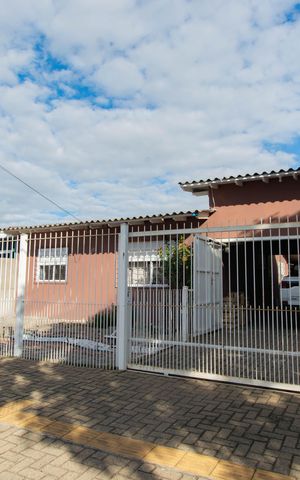 Casa à venda com 200m², 4 quartos e 3 vagas Casa à venda com 200m², 4 quartos e 3 vagasFachada