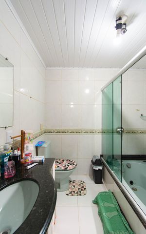 Casa à venda com 200m², 4 quartos e 3 vagas Casa à venda com 200m², 4 quartos e 3 vagasBanheiro