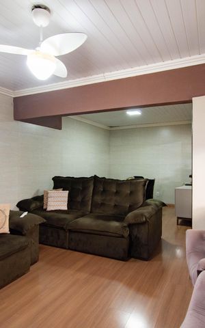 Casa à venda com 200m², 4 quartos e 3 vagas Casa à venda com 200m², 4 quartos e 3 vagasSala
